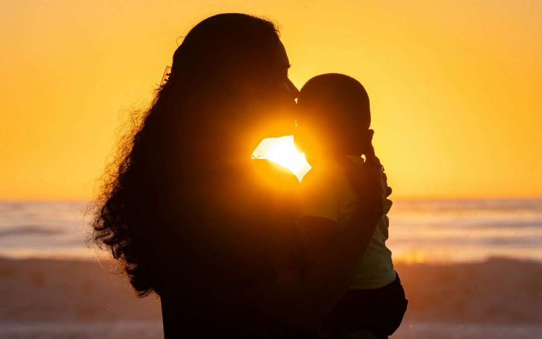 Mama (oder Papa) jenseits der 40: Hör` auf, Dein Kind zu beschenken! (Es ist besser, Dich selbst abzusichern.)